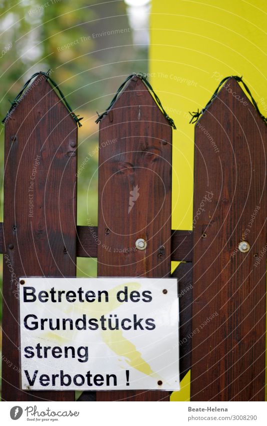 You're not welcome Klettern Bergsteigen Schönes Wetter Tür Gartenzaun Zeichen Schriftzeichen Schilder & Markierungen Hinweisschild Warnschild braun gelb