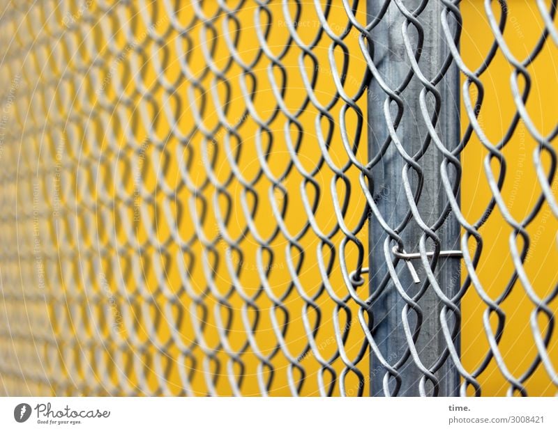 metal types (III) Arbeitsplatz Baustelle Handwerk Zaun Maschendraht Maschendrahtzaun Metall Linie gelb grau Sicherheit Schutz diszipliniert Ausdauer standhaft