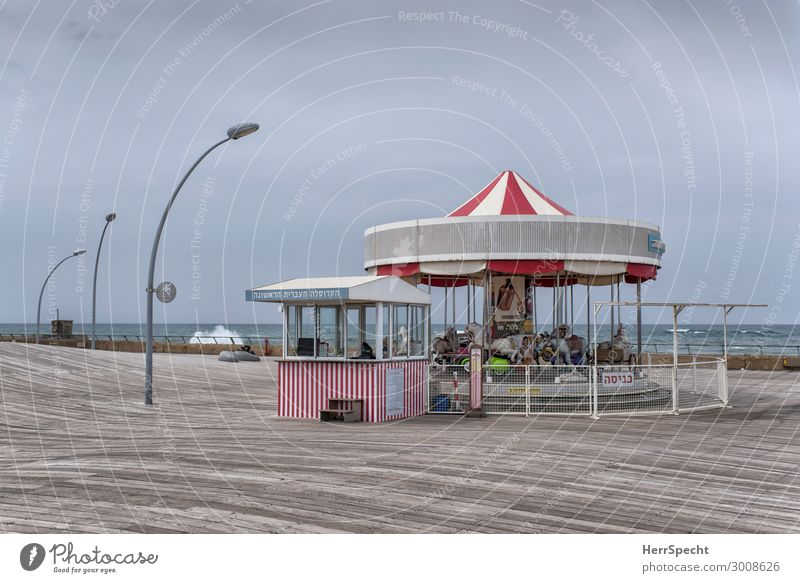 Merry-Go-Round in Tel Aviv Himmel Wolken Wellen Küste Meer Mittelmeer Hafenstadt Bauwerk Schriftzeichen schön grau rot weiß Karussell Karussellpferd