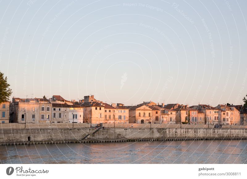 Altstadt von Arles mit Fluss in der Abendsonne Frankreich Stadt Außenaufnahme Farbfoto Menschenleer Haus Fassade Textfreiraum oben alt historisch Himmel