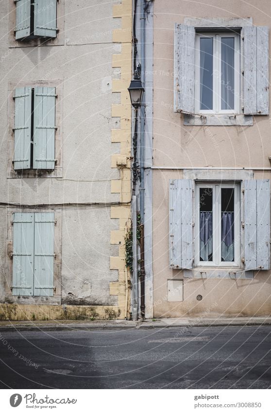 zu | auf Frankreich Dorf Kleinstadt Stadtrand Altstadt Haus Gebäude Mauer Wand Fassade Fenster Fensterladen alt authentisch trashig trist Endzeitstimmung Farbe