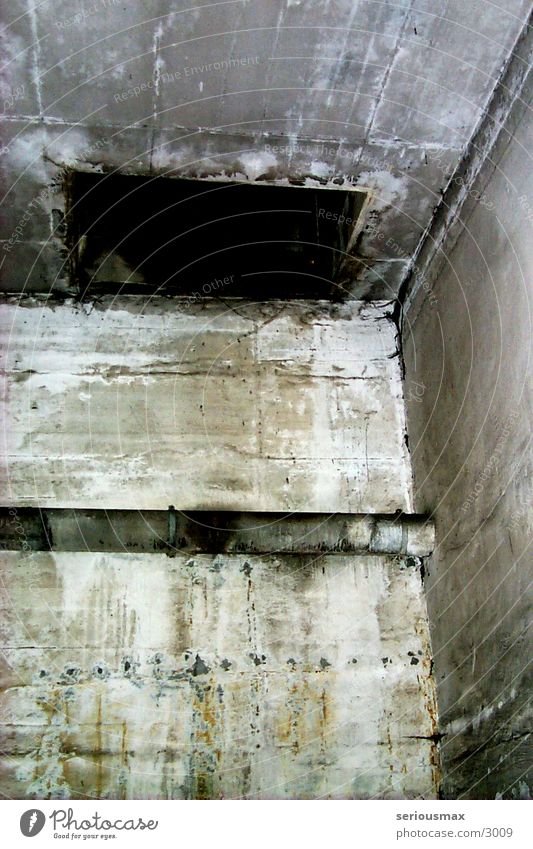 Schacht Garage Beton grau Bunker