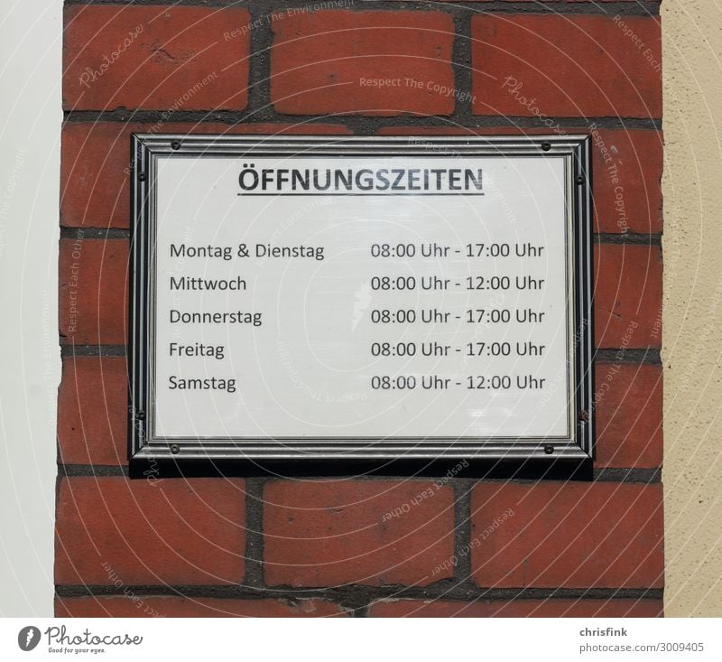 Schild mit Öffnungszeiten Haus Arbeit & Erwerbstätigkeit Beruf Arbeitsplatz Büro Stein Backstein seriös rot Verlässlichkeit Pünktlichkeit