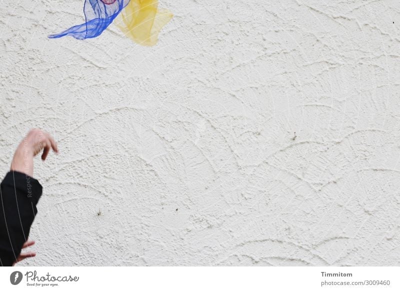 luftig | sind die Tücher Hand Mauer Wand Jongliertücher Kunststoff werfen Fröhlichkeit blau gelb rot schwarz weiß Gefühle Lebensfreude Freude jonglieren