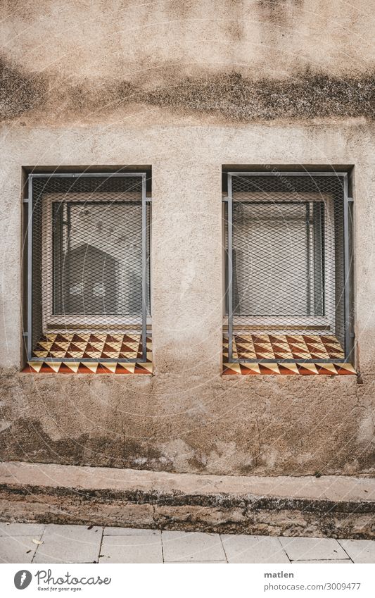Fensterplatz Kleinstadt Menschenleer Mauer Wand Fassade außergewöhnlich braun grau weiß Gitter Fensterbrett Fliesen u. Kacheln Putzfassade Farbfoto