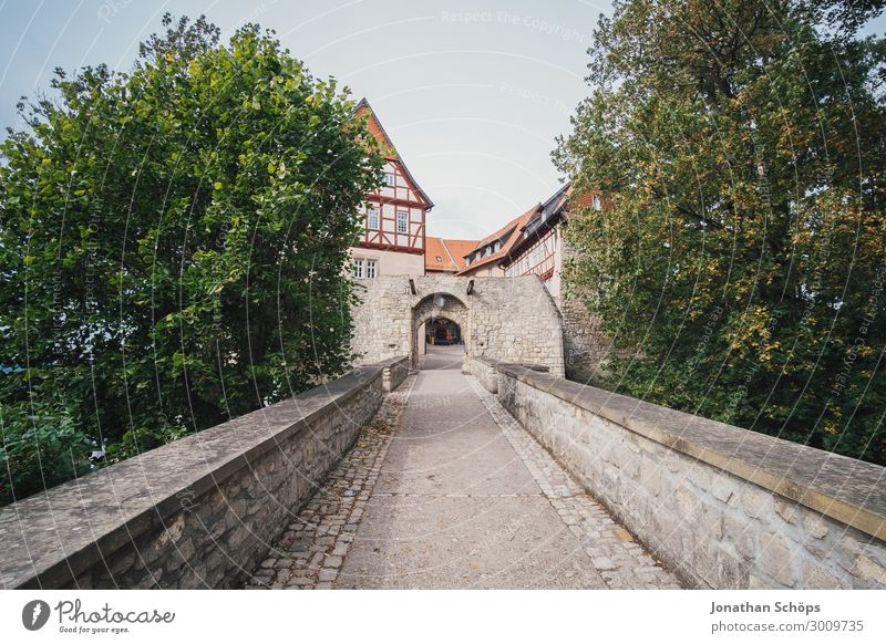 lange Brücke zur Burg Kleinstadt Altstadt Haus Burg oder Schloss ästhetisch Brückengeländer Weitwinkel Thüringen Deutschland Baum Tor Eingang Eingangstor