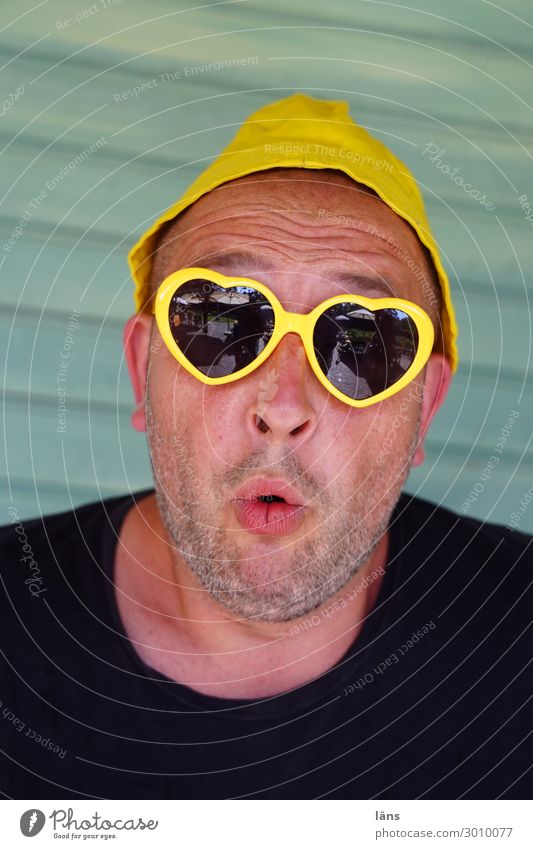 erstaunter Mann in Partystimmung Sommer Mensch maskulin Leben Kopf 1 30-45 Jahre Erwachsene Mauer Wand T-Shirt Mütze Sonnenbrille entdecken einzigartig Herz