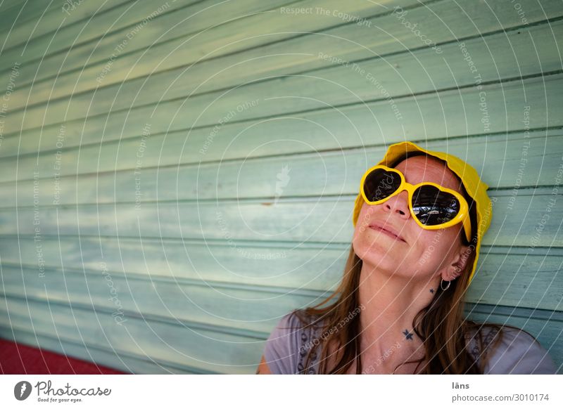 gelassenheit bei karl Zufriedenheit Sommer feminin Frau Erwachsene Leben 1 Mensch 30-45 Jahre Haus Mauer Wand Fassade Brille Hut beobachten Denken Erholung