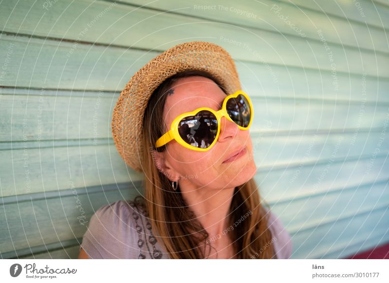 Frau mit Herz Optimismus Schutzbrille gelb Coolness Gelassenheit Strohhut