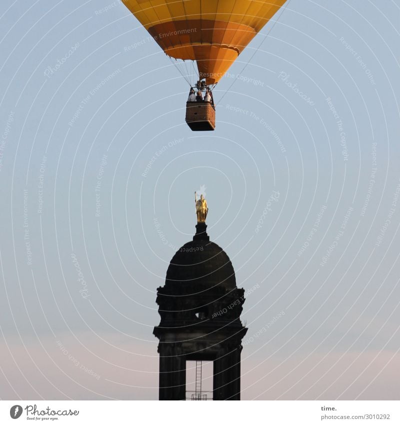 luftig | mal drüber wegsehen Mensch 3 Skulptur Himmel Schönes Wetter Dresden Turm Sehenswürdigkeit Wahrzeichen Verkehr Personenverkehr Fluggerät Ballone
