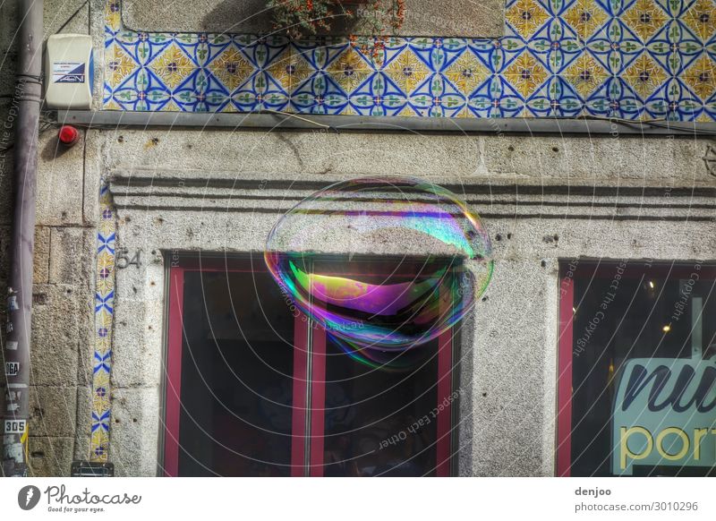 Seifenblase Wasser Tropfen rund Perspektive mehrfarbig Luft Farbfoto Außenaufnahme Menschenleer