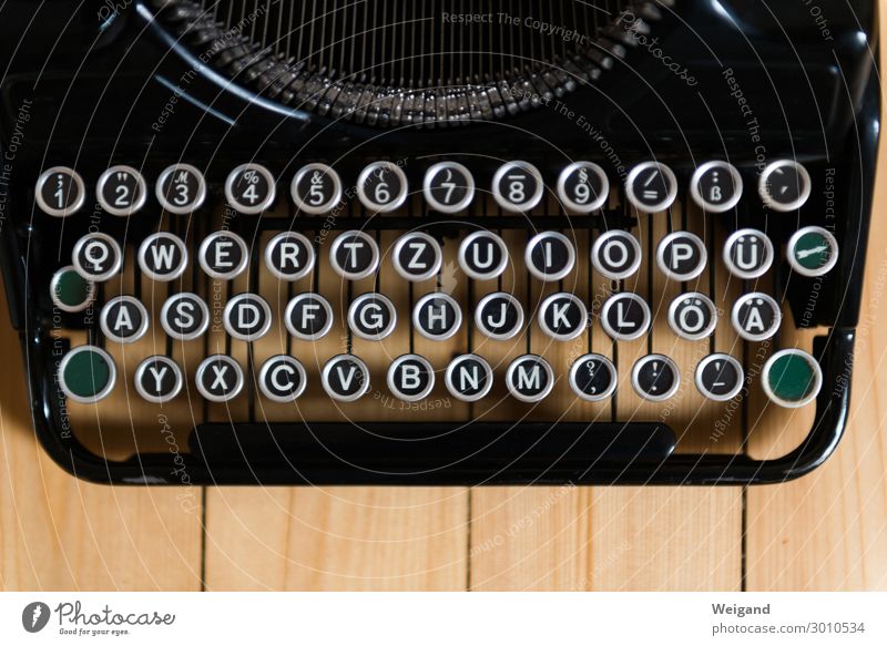 Schreibmaschine Arbeit & Erwerbstätigkeit Arbeitsplatz Büro Notebook Tastatur Maschine schreiben fest Gefühle Zufriedenheit Vorfreude Tatkraft Leidenschaft