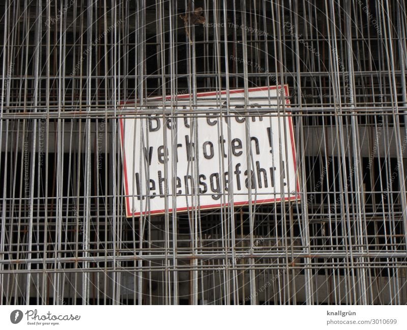 Betreten verboten! Bauzaun Drahtgitter Metallzaun Schriftzeichen Schilder & Markierungen Hinweisschild Warnschild Kommunizieren schwarz silber weiß Gefühle
