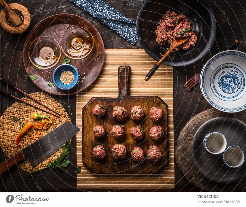 Asiatische Fleischbällchen auf Schneidebrett Lebensmittel Ernährung Asiatische Küche Geschirr Stil Design Tisch Restaurant asian meat balls ingredients top view