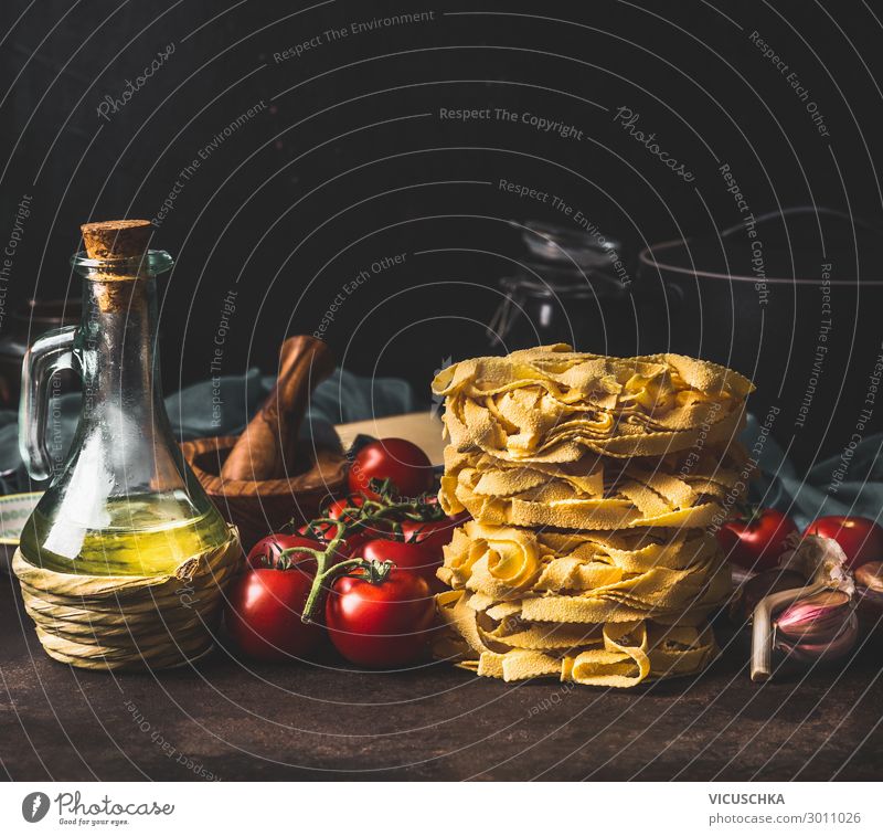Italienische Pasta mit Tomaten, Olivenöl und Knoblauch Lebensmittel Ernährung Mittagessen Italienische Küche Geschirr Design Gesunde Ernährung Tisch
