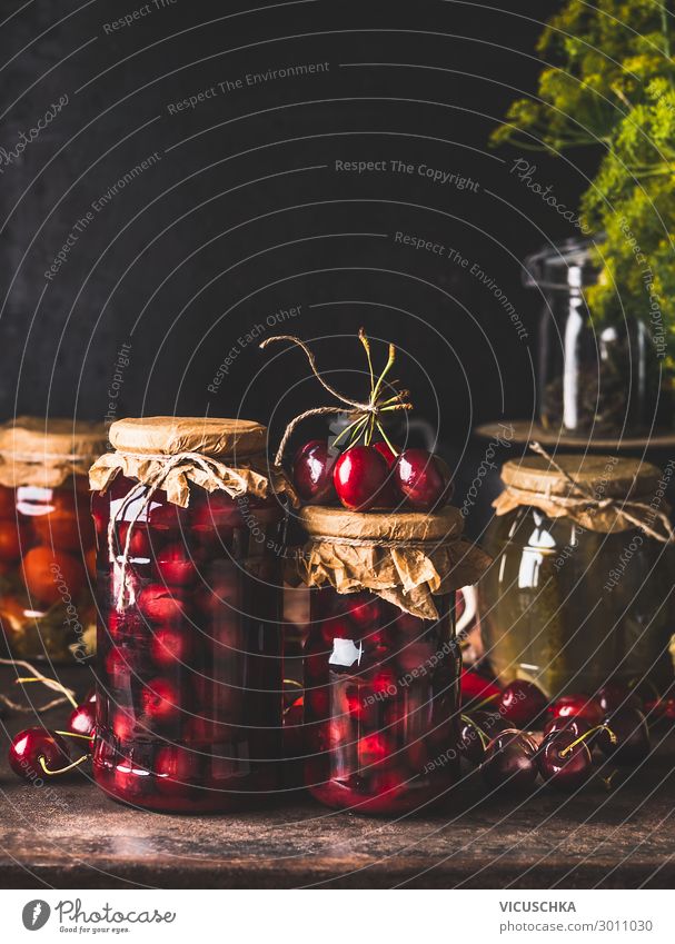 Gläser mit Kirschkompott Lebensmittel Frucht Ernährung Bioprodukte Geschirr Glas Stil Gesunde Ernährung Sommer Winter Tisch Küche Design Tradition