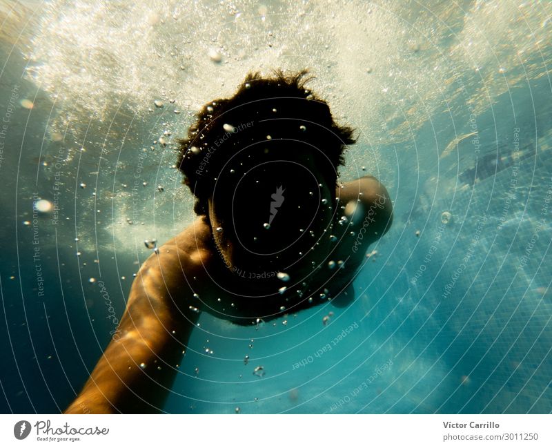 Unterwasserfoto. Ein Mann taucht im Sommer in einem Pool. Lifestyle Freizeit & Hobby Ferien & Urlaub & Reisen Tourismus Ausflug Freiheit Sommerurlaub