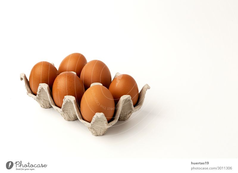 Frische rohe Eier auf weißem Hintergrund Lebensmittel Milcherzeugnisse Frühstück Bioprodukte Dekoration & Verzierung Menschengruppe Tier frisch natürlich