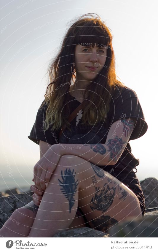 Carina - Junge tätöwierte Frau sitzt auf einem Berg tätowiert Tattoo Sommer T-Shirt Berge u. Gebirge oben Mensch Außenaufnahme Junge Frau Natur Abendlicht
