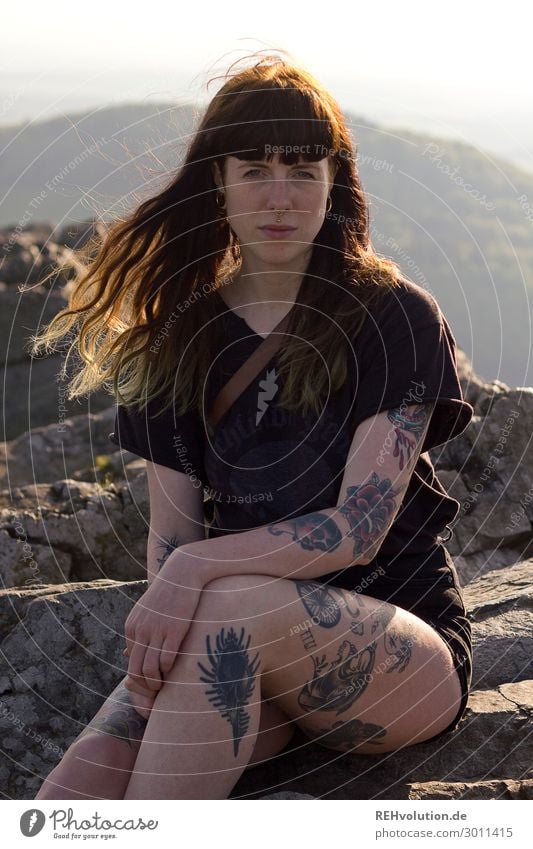 Carina | Junge tätowierte Frau sitzt auf Bergspitze Mensch feminin Erwachsene 1 18-30 Jahre Jugendliche Subkultur Umwelt Natur Landschaft Sommer