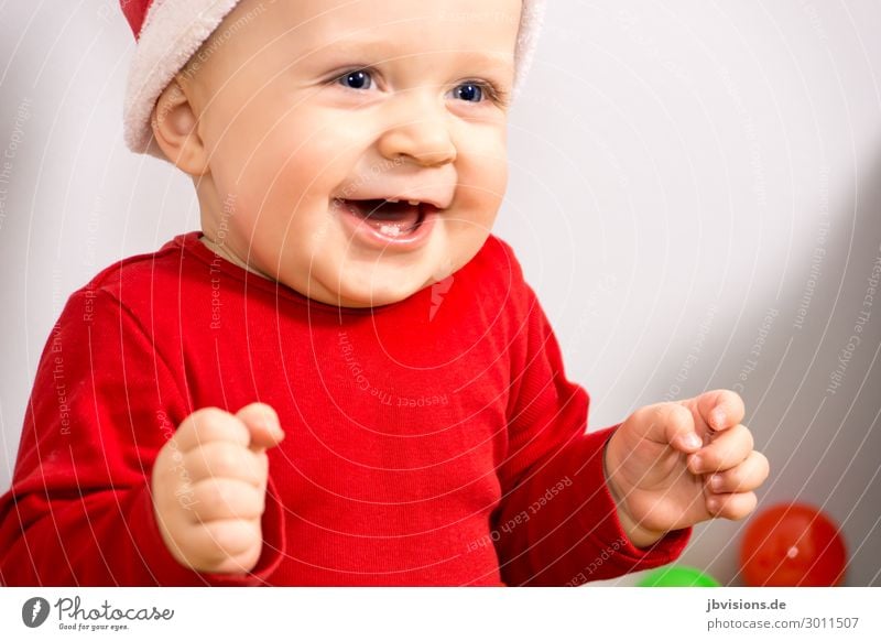 so happy Mensch maskulin Kind Kleinkind 1 1-3 Jahre Hut lachen sitzen Glück rot Freude Fröhlichkeit Lebensfreude Weihnachten & Advent Nikolausmütze Farbfoto