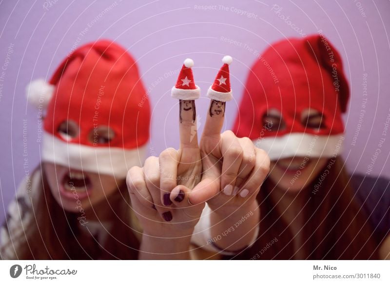 Weihnachtsmonster Weihnachten & Advent feminin Junge Frau Jugendliche Zähne Hand Finger 2 Mensch Mütze langhaarig rot Fröhlichkeit Nikolausmütze Freude Grimasse