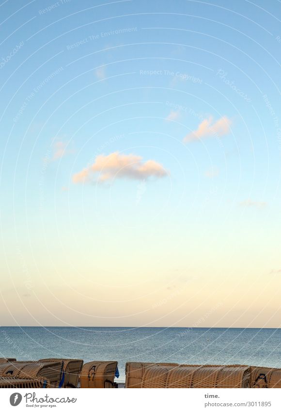 Wölkchen über der Ostsee Umwelt Natur Luft Wasser Himmel Wolken Horizont Schönes Wetter Küste Strand Strandkorb Stimmung Sicherheit Schutz Einigkeit
