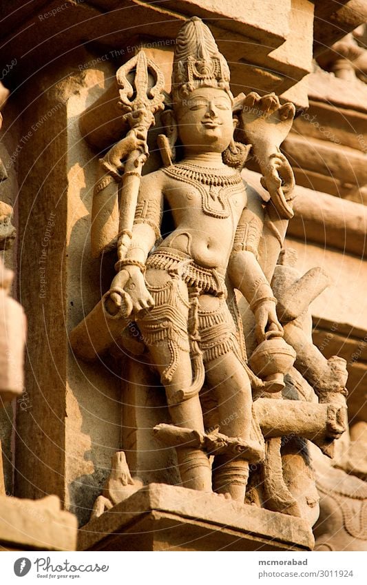 Steinstatue im Jain-Tempel, Khajuraho Handwerk Skulptur Architektur Bauwerk historisch Glaube Religion & Glaube Statue Sandstein Granit Außenmauer Jain Tempel