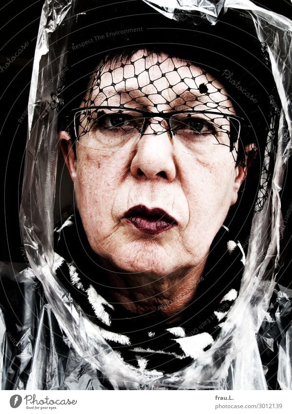 Blasiert Mensch Weiblicher Senior Frau Kopf 1 60 und älter Brille Schal Hut schwarzhaarig Blick alt außergewöhnlich hässlich einzigartig verrückt trashig rot