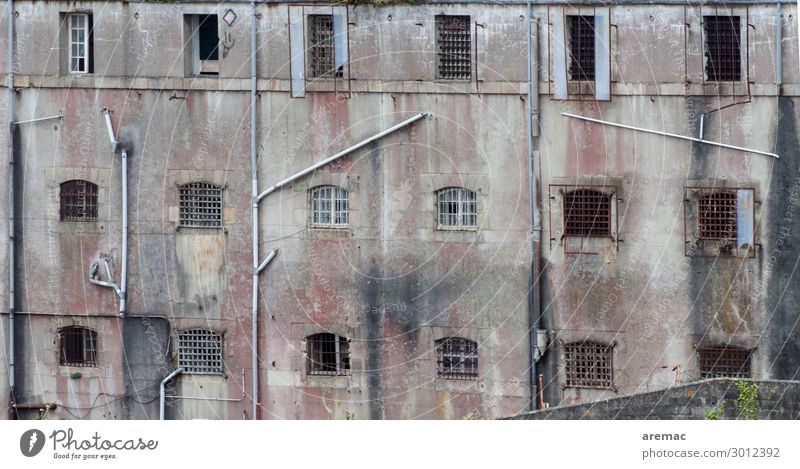 Fassade eines Gefängnis Brest Bretagne Frankreich Europa Stadt Haus Ruine Justizvollzugsanstalt Fenster Gewalt Gesellschaft (Soziologie) Farbfoto