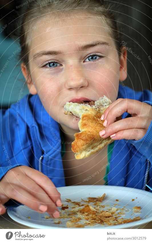 Genießen mit Fingerspitzengefühl... Mensch feminin Kind Mädchen Essen genießen Croissant Hand Farbfoto Innenaufnahme Studioaufnahme Nahaufnahme