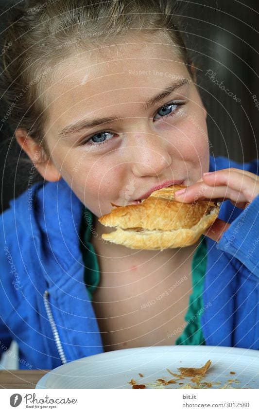 Petit Dejeuner Croissant Ernährung Essen Frühstück Freude Glück Lebensfreude Ferien Blick Blick in die Kamera Blick nach vorn Gefühle Gesicht Porträt Morgen