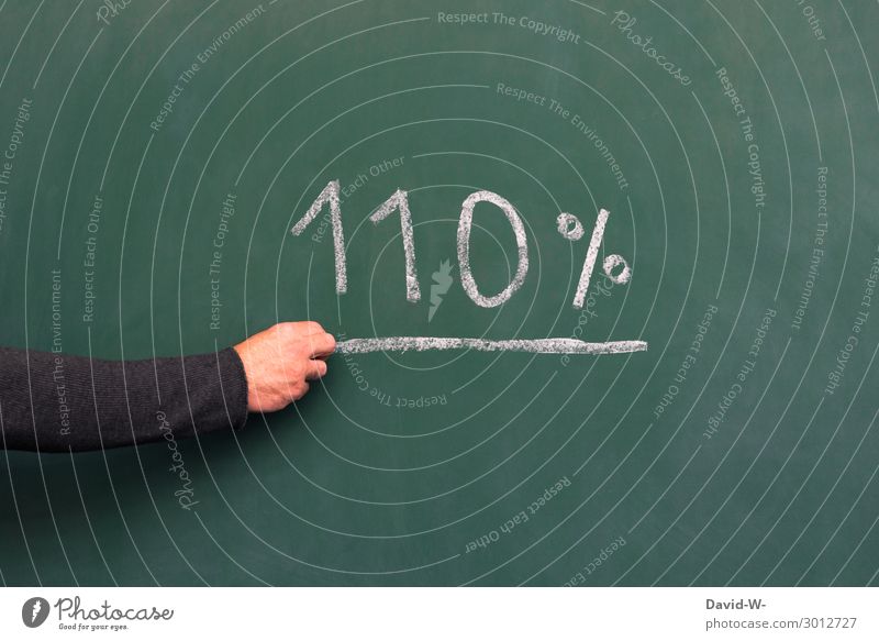 110 % alles geben Hand unterstreicht Zahl übermotiviert Kreide Tafel ehrgeizig stärke Schule Business Motivation Erwartung Versprechen Textfreiraum unten