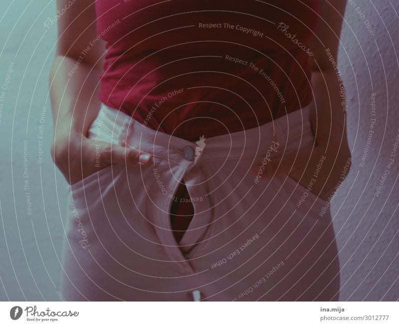 Luft anhalten... Mensch feminin dick dünn ästhetisch Diät Gewichtsprobleme Reißverschluss eng Farbfoto Zentralperspektive