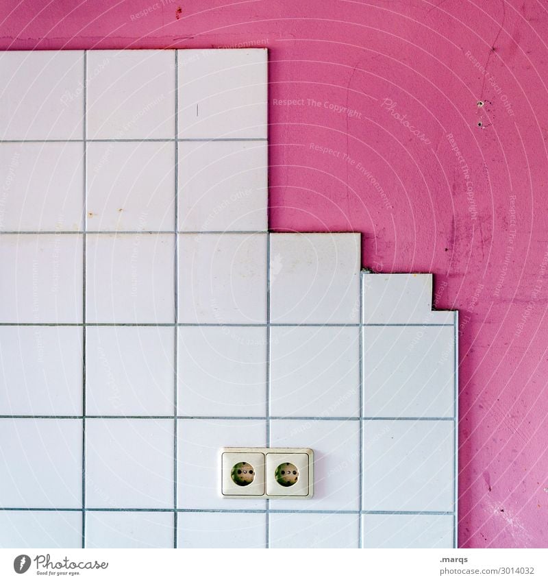 Plug-in Mauer Wand Fliesen u. Kacheln Steckdose 2 Häusliches Leben einfach rosa weiß Farbe Elektrizität Energiewirtschaft Farbfoto Innenaufnahme Menschenleer