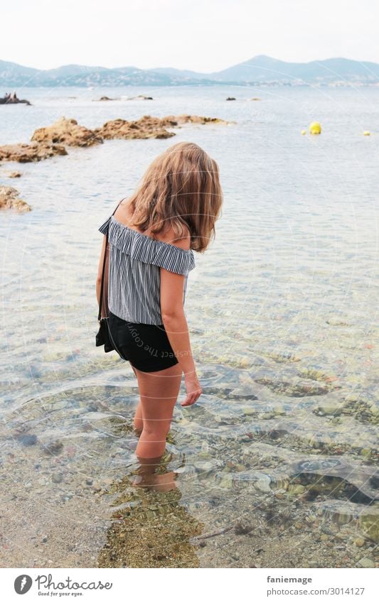 A la plage désertée de Saint Tropez Mensch feminin Junge Frau Jugendliche Erwachsene Körper 1 18-30 Jahre Erholung Strand Wasser Meer Mittelmeer St. Tropez