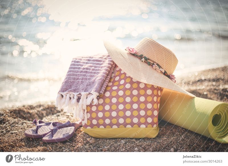 Sommerfoto von Strandzubehör am Strand Lifestyle exotisch Erholung Freizeit & Hobby Ferien & Urlaub & Reisen Tourismus Sommerurlaub Sonne Sonnenbad Meer feminin