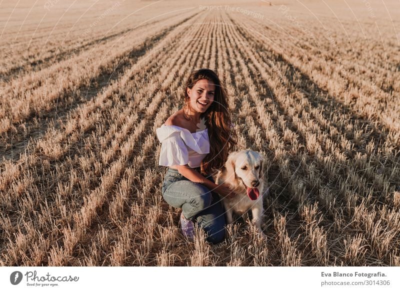 junge Frau mit goldenem Retrieverhund auf einem gelben Feld Lifestyle Freude Glück schön harmonisch Freizeit & Hobby Freiheit Sommer Sonne feminin Junge Frau