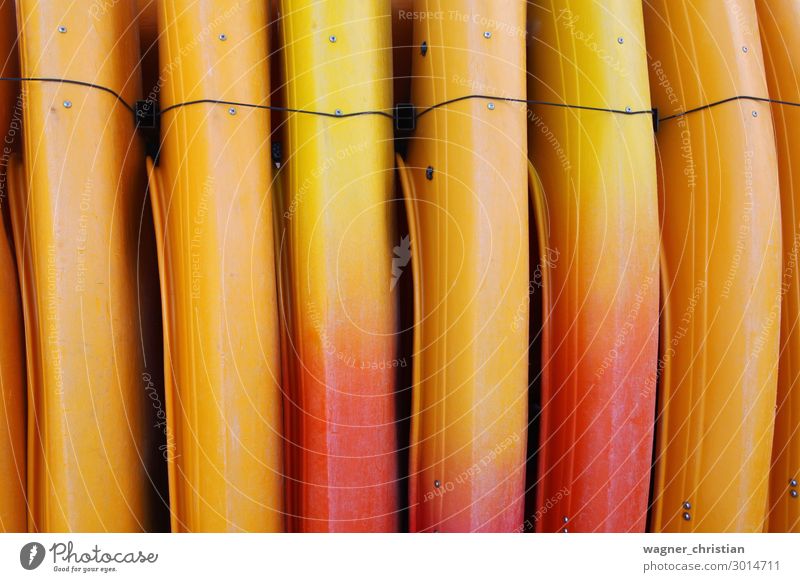 Canoes Freude Freizeit & Hobby Ferien & Urlaub & Reisen Sommer Sport Wassersport Kajak gelb orange rot Rudern Lager Hintergrundbild aufgereiht bootsverleih Kanu