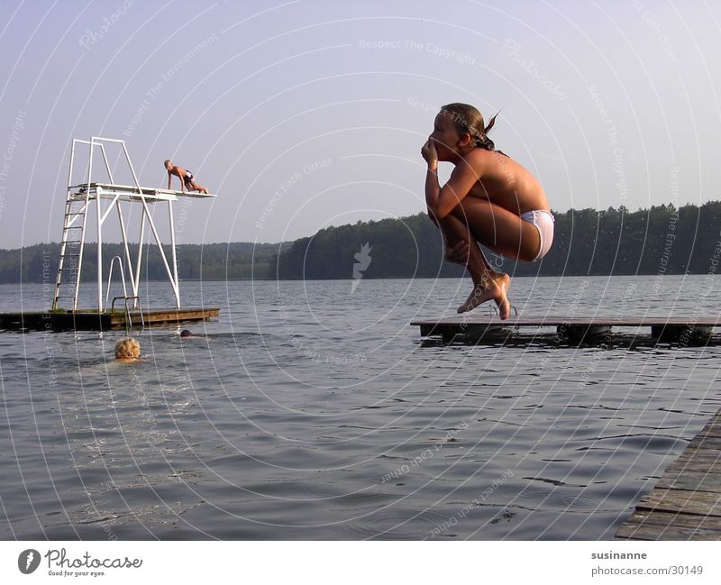 der hüpfer Mädchen See Sommertag springen Frau wasserbombe Schwimmen & Baden