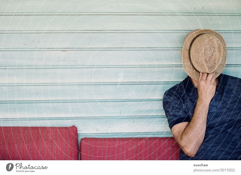 mann mit hut Mann Mensch männlich Hut unerkannt ohne Gesicht verstecken Sitzgelegenheit Sofa Holzwand Textfreiraum gestreift ruhig Erholung ausruhen