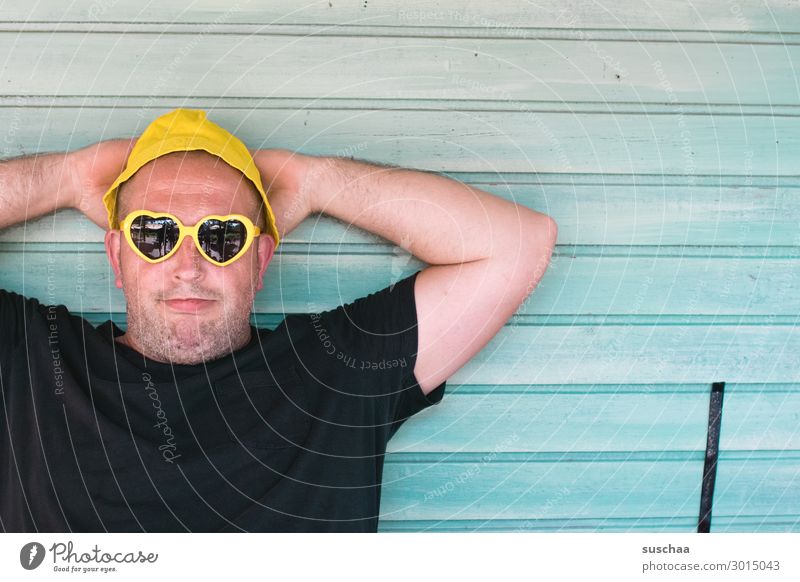 hitzefrei Mann männlich gemütlich entspannt Mittagspause Ferien & Urlaub & Reisen Tourist Wellness Wärme heiß transpirieren Mittagshitze Sonnenbrille Sommerhut