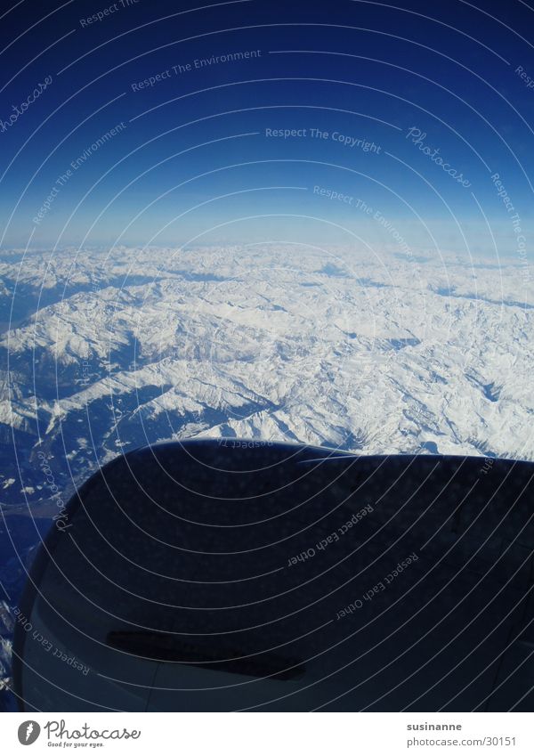 kleine welt II Fenster Aussicht Flugzeug Luftverkehr Alpen Berge u. Gebirge Schnee Himmel