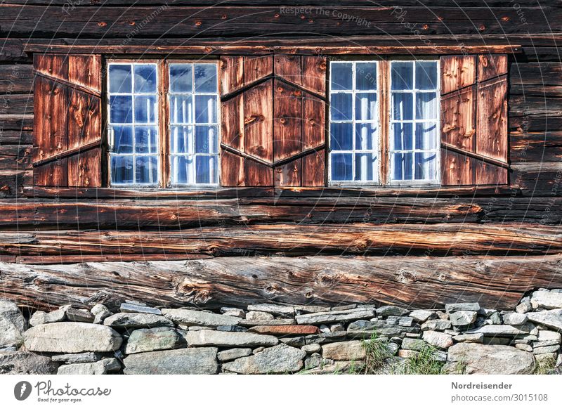 Altes Bauernhaus im Gebirge von Norwegen blockhaus bauernhaus fensterladen holzhaus fundament trockenmauer baumstämme warm isolation wärmedämmung natürlich