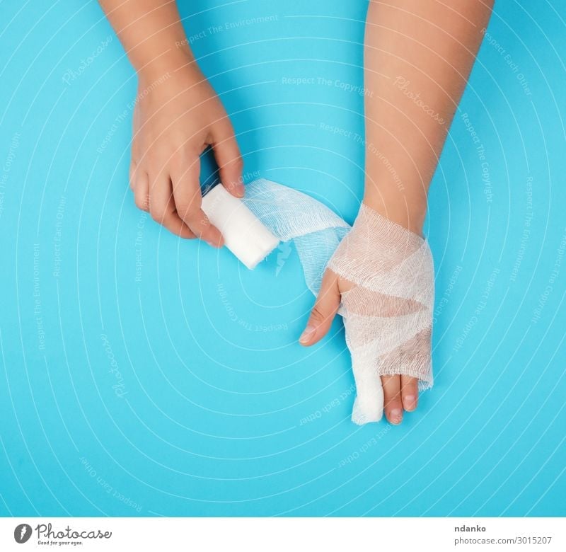 Arm eingewickelt in eine weiße sterile Bandage Körper Gesundheitswesen Behandlung Krankheit Medikament Mensch Frau Erwachsene Arme Hand Finger festhalten