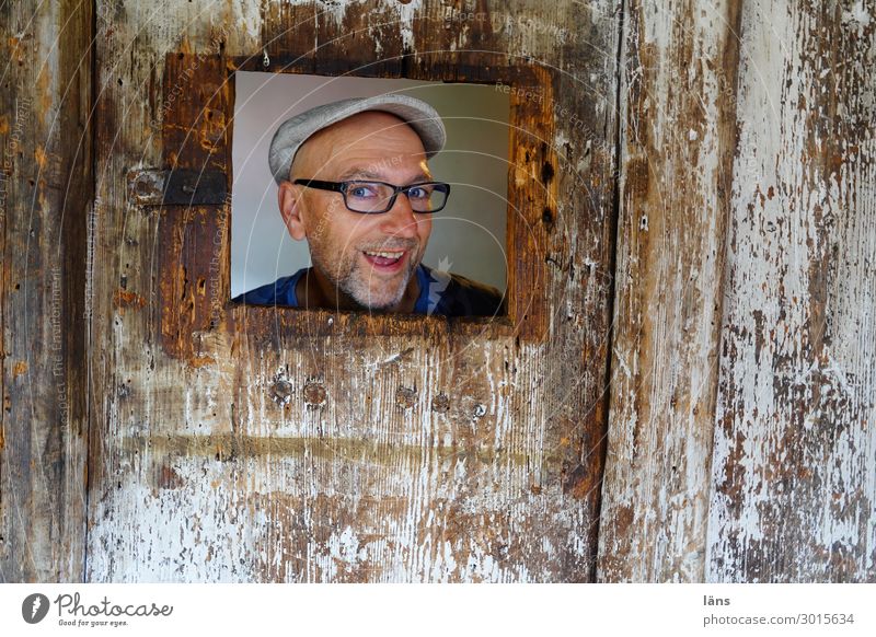Mann - Porträt im Rahmen Mensch maskulin Leben 1 Mauer Wand Brille Mütze Fröhlichkeit Glück natürlich Neugier Freude Zufriedenheit Lebensfreude Begeisterung