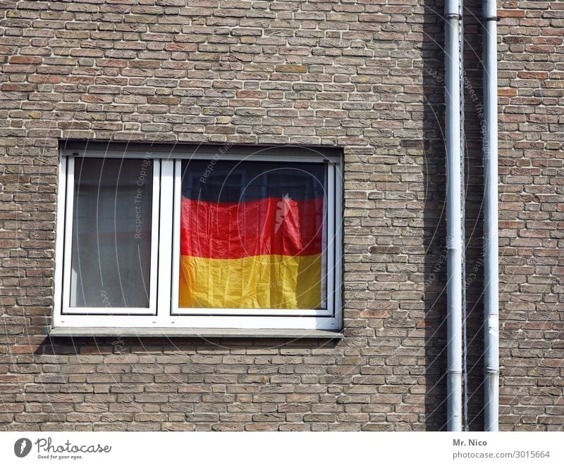 Deutsche Fahne hängt in einem Fenster schwarz rot gold Fassade Deutschland Stolz Deutsche Flagge Häusliches Leben Politik & Staat Gesellschaft (Soziologie)