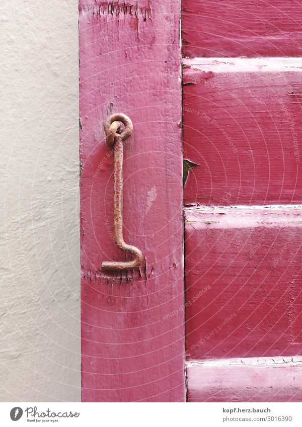 Rosas Geheimnis Fenster Fensterladen alt rosa rot Verschwiegenheit Gastfreundschaft detailiert geheimnisvoll Versteck Außenaufnahme Menschenleer