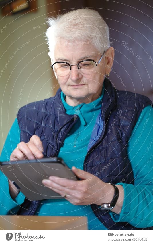 Seniorin benutzt tablet Tablet Computer Technik & Technologie Unterhaltungselektronik Fortschritt Zukunft High-Tech Internet Mensch feminin Frau Erwachsene
