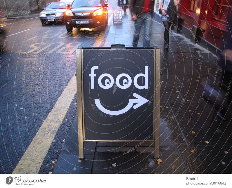 Lustiges Food-Schild mit Googly-Augen und Pfeil Lifestyle Ferien & Urlaub & Reisen Tourismus Ausflug Städtereise Nachtleben Bar Cocktailbar Geschwister Paar